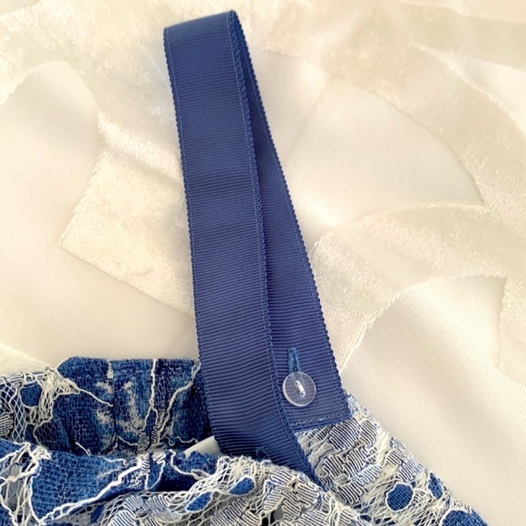 Lane Bryant Blue/White floral open shoulder flouncy blouse with lace. Size 26/28 - Picture 6 of 10